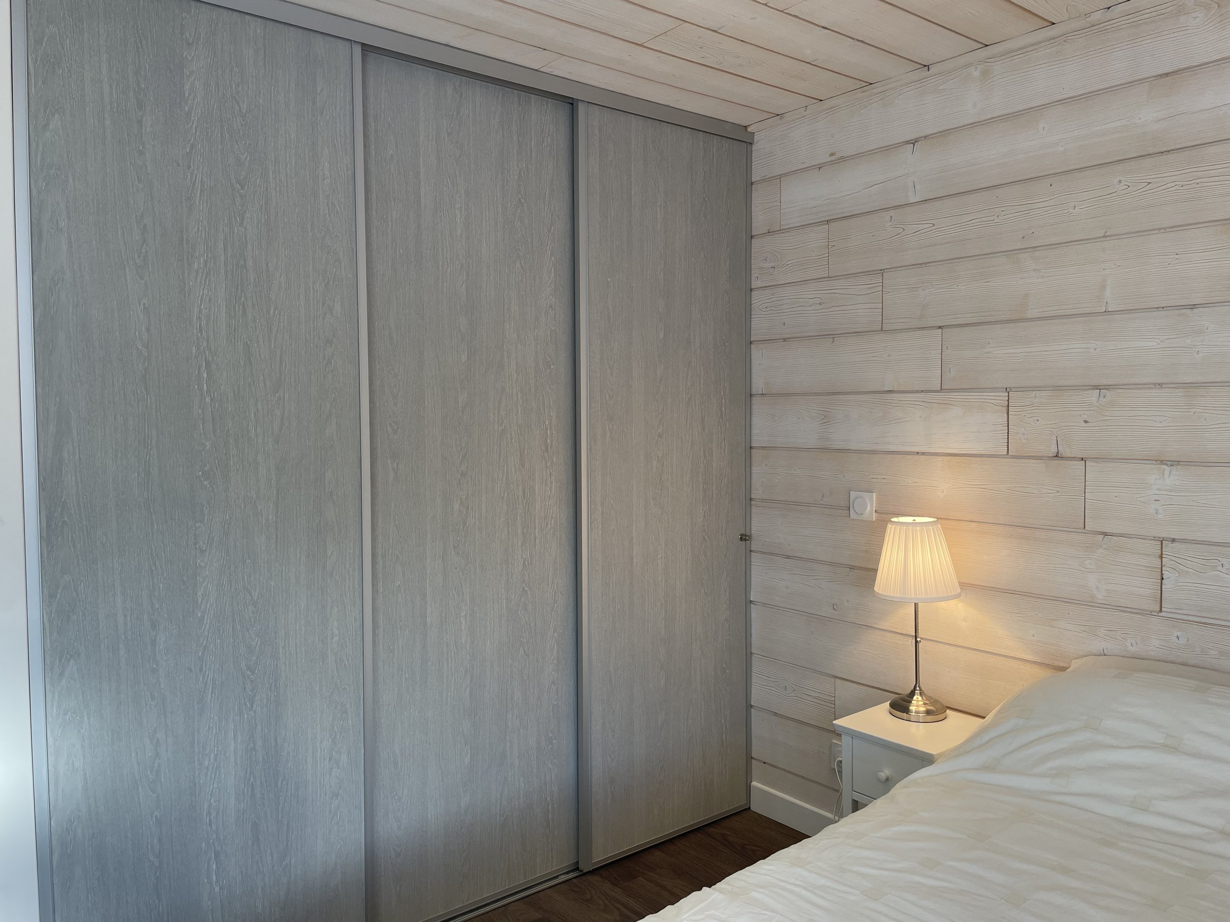 Sliding wardrobe in a SnowBadgers bedroom