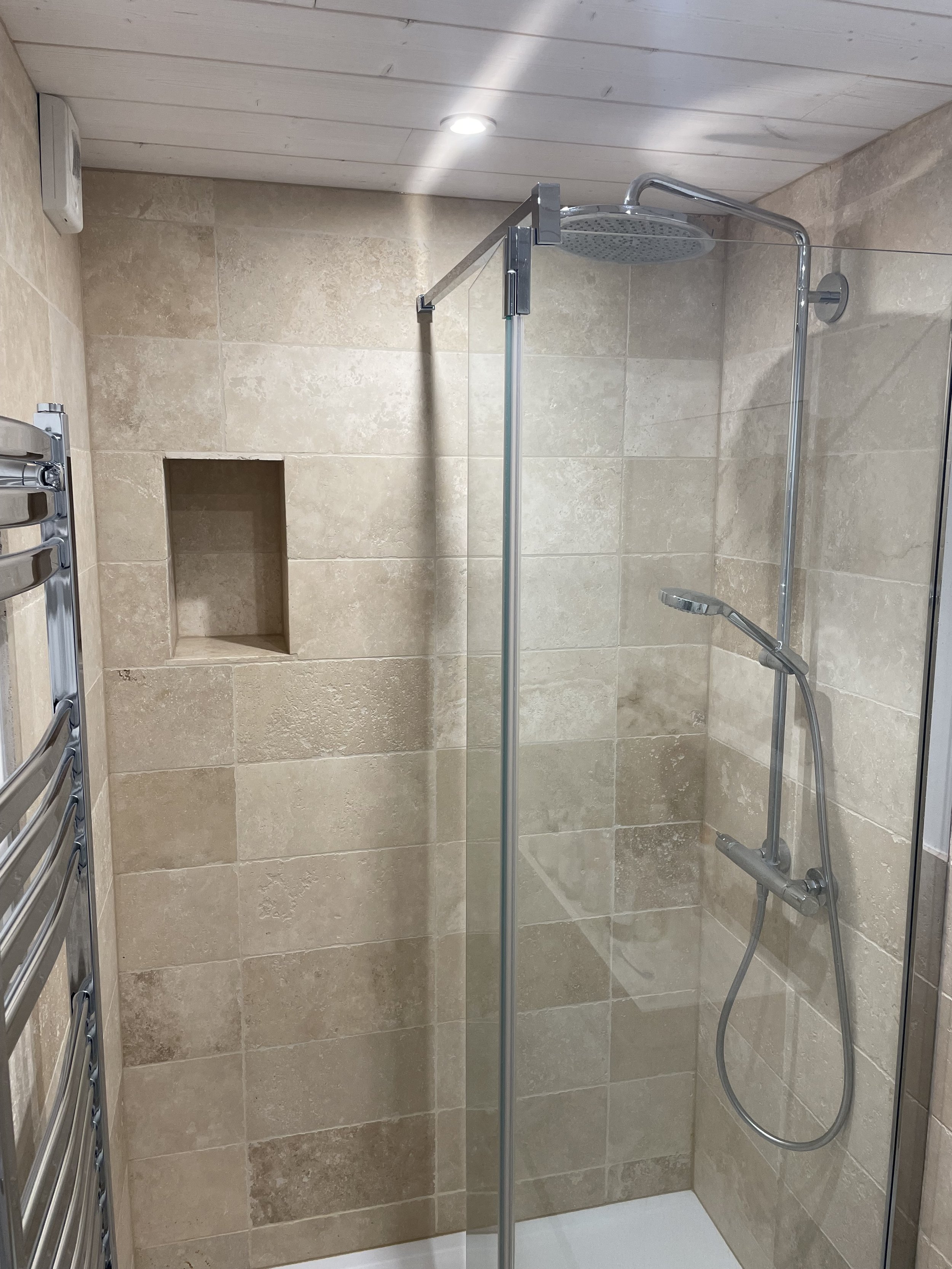 Walk-in shower at SnowBadgers