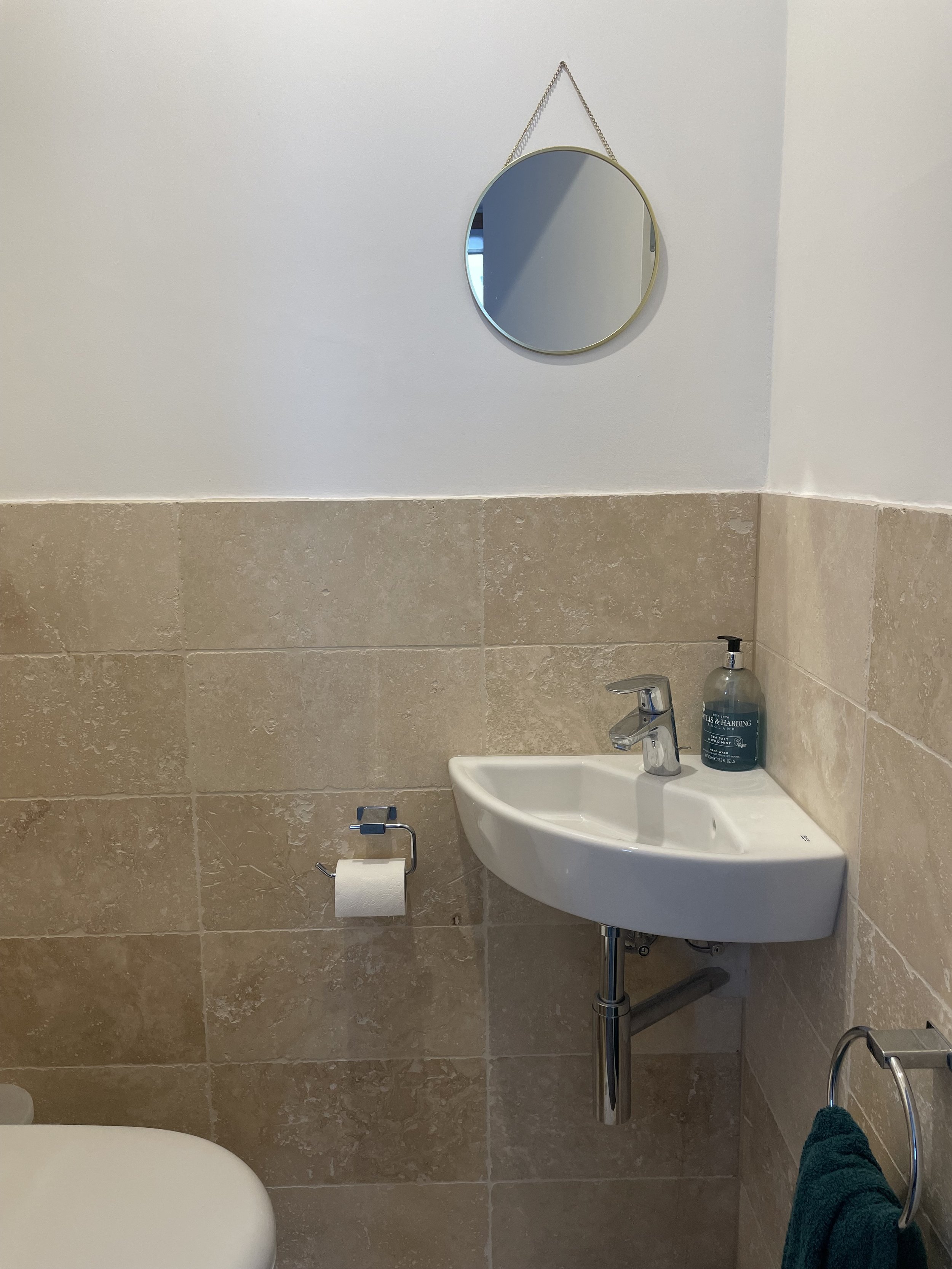 WC and corner basin at SnowBadgers
