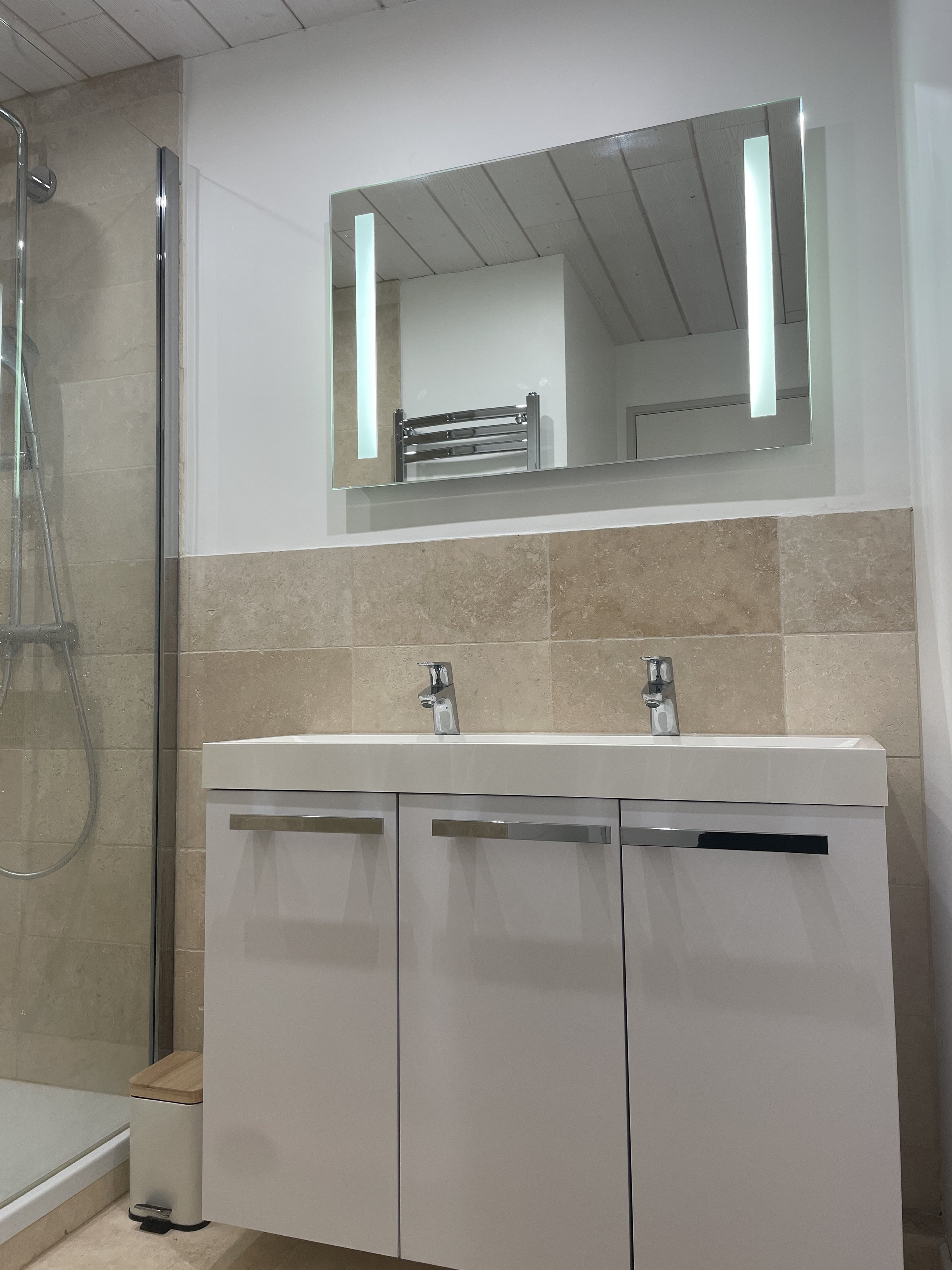 Bathroom basin and lit mirror at SnowBadgers