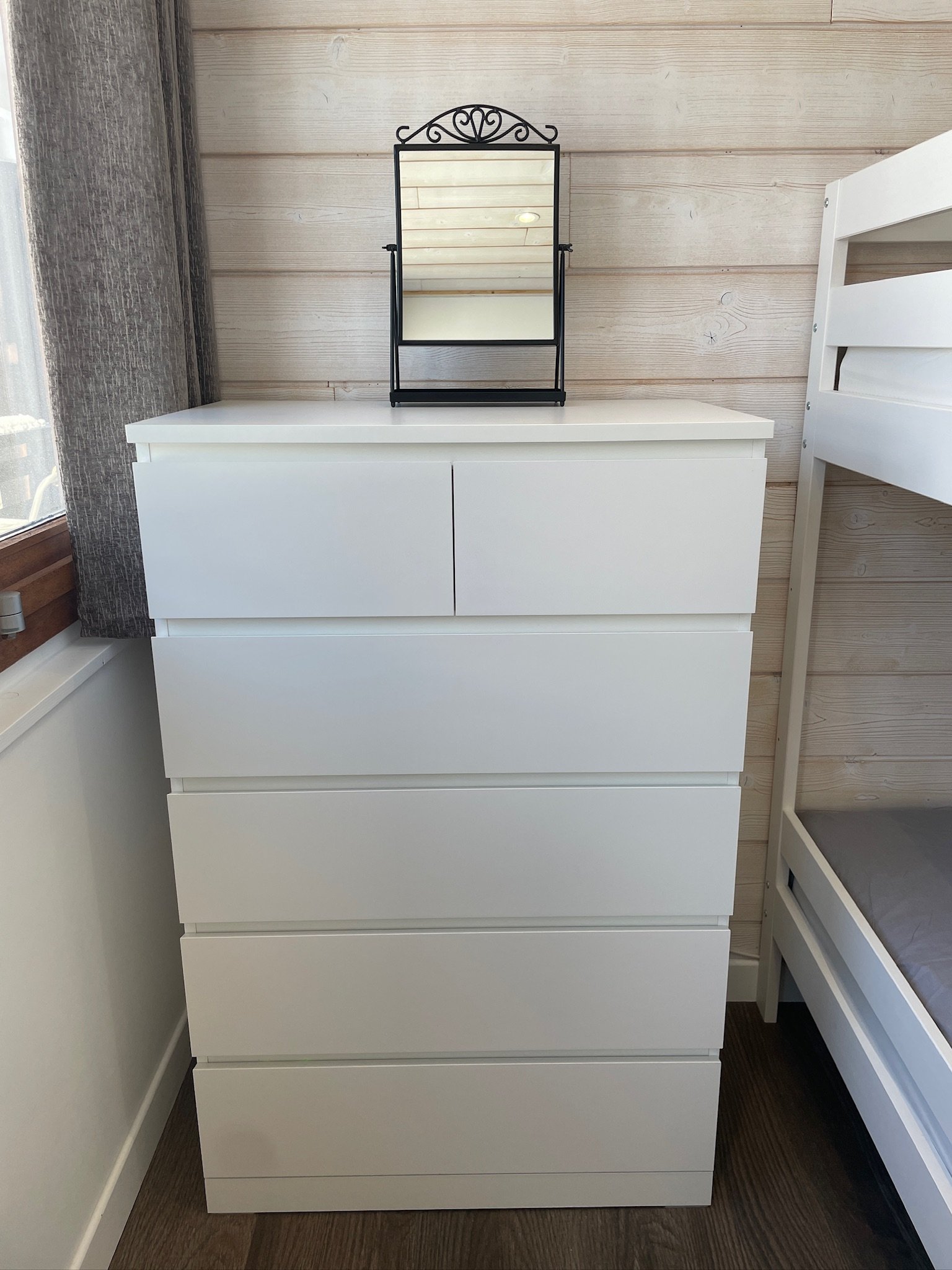 Chest of drawers in the second bedroom at SnowBadgers