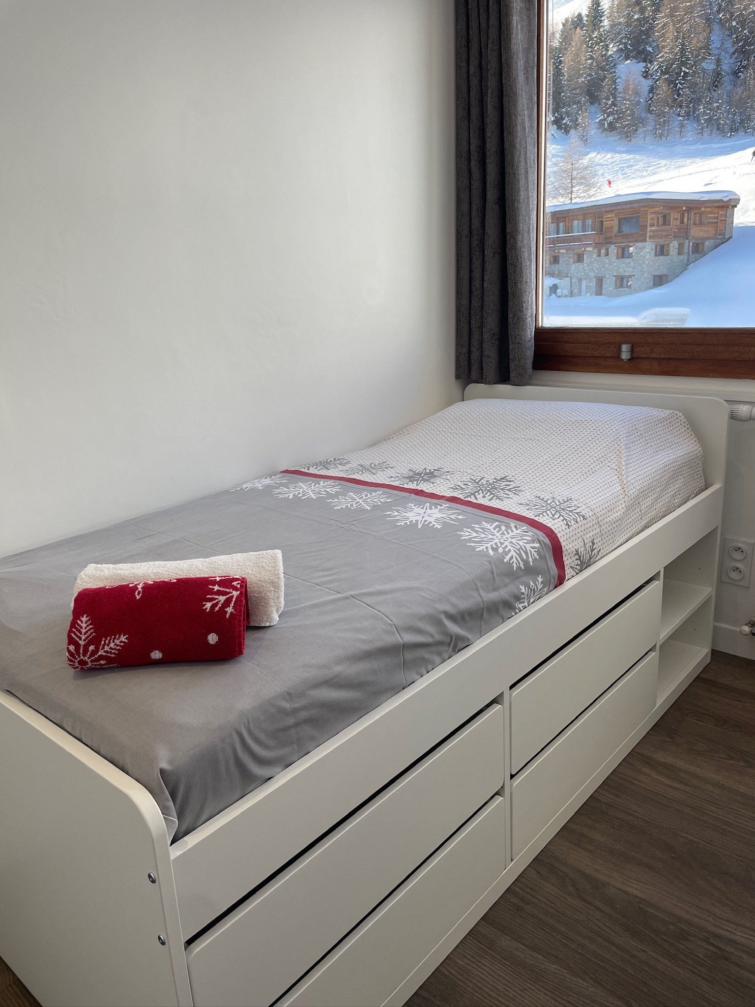 Single bed with storage drawers in the second bedroom