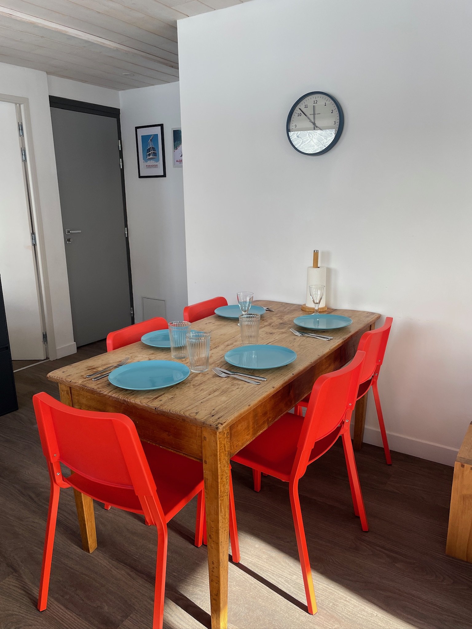 Dining table and orange chairs at SnowBadgers