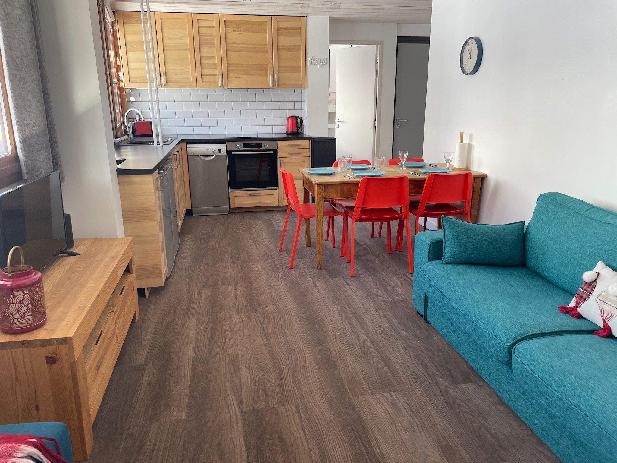 Kitchen, dining table, and sofa in the SnowBadgers apartment